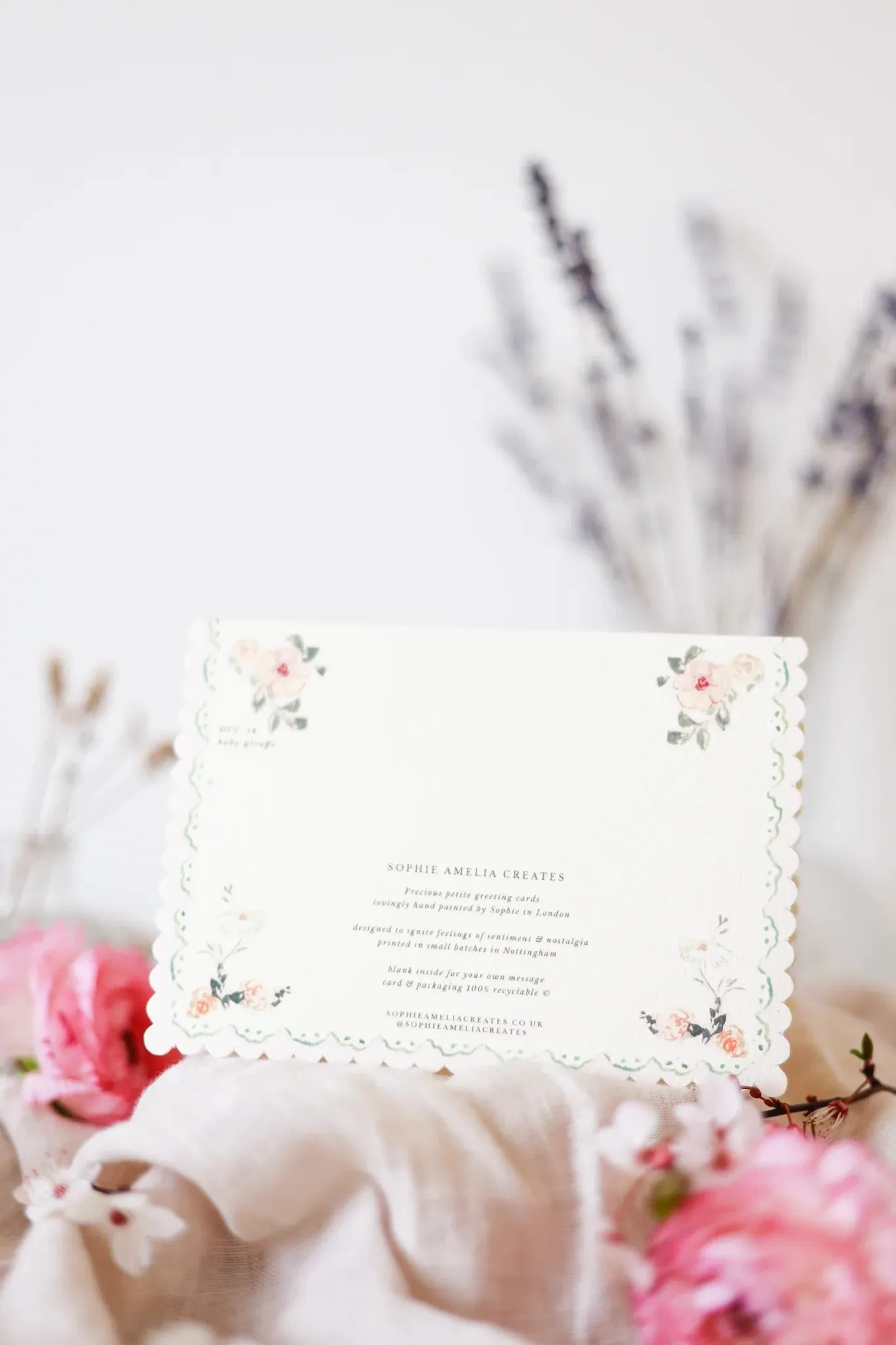 Baby Giraffe - Scalloped Edge Card