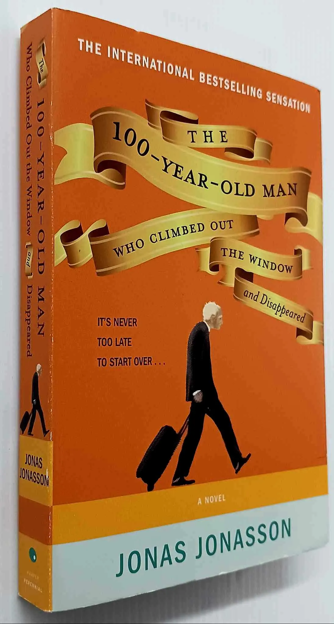 THE 100 YEAR OLD MAN WHO CLIMBED OUT THE WINDOW AND DISAPPEARED - Jonas Jonasson