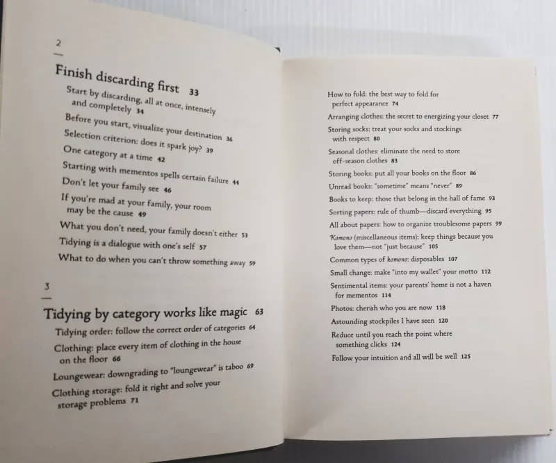 THE LIFE CHANGING MAGIC OF TIDYING UP - Marie Kondo