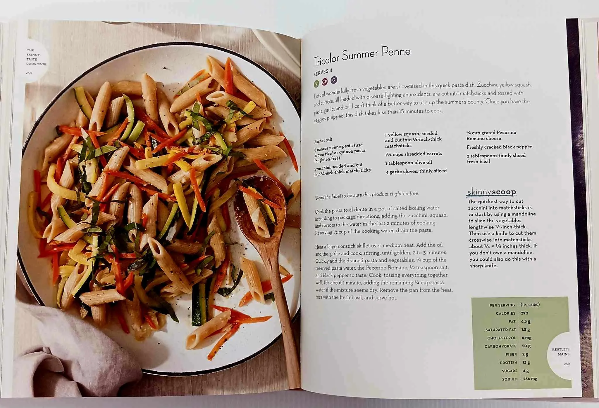 THE SKINNY TASTE COOKBOOK - Gina Homolka, Heather K. Jones
